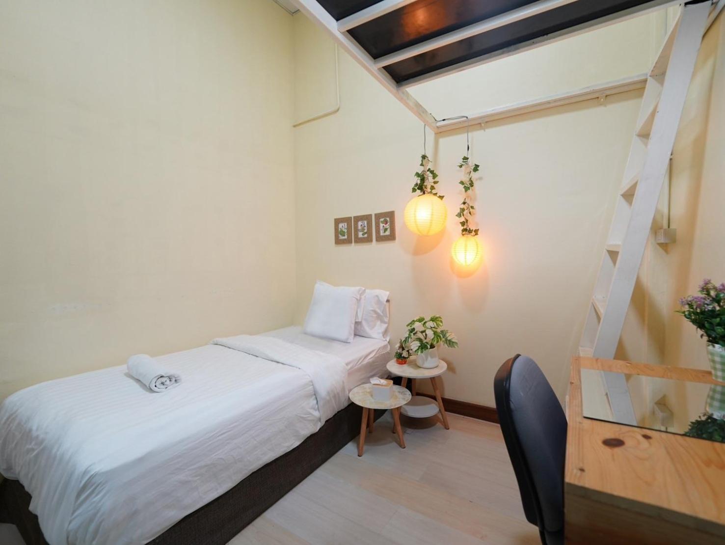 Ez Sleep @ Ratchada 19 Pansiyon Bangkok Dış mekan fotoğraf